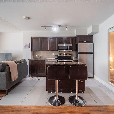 Spacious 2 Bedroom Plus Den, 2 Bath, Sleeps 5 With Balcony And Lakeview Downtown Toronto Condo 外观 照片