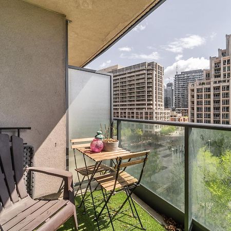 Spacious 2 Bedroom Plus Den, 2 Bath, Sleeps 5 With Balcony And Lakeview Downtown Toronto Condo 外观 照片