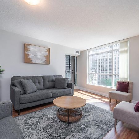Spacious 2 Bedroom Plus Den, 2 Bath, Sleeps 5 With Balcony And Lakeview Downtown Toronto Condo 外观 照片