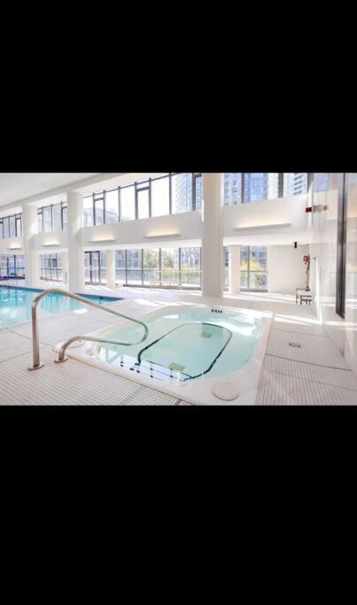 Spacious 2 Bedroom Plus Den, 2 Bath, Sleeps 5 With Balcony And Lakeview Downtown Toronto Condo 外观 照片