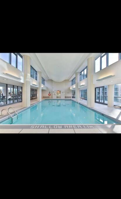 Spacious 2 Bedroom Plus Den, 2 Bath, Sleeps 5 With Balcony And Lakeview Downtown Toronto Condo 外观 照片