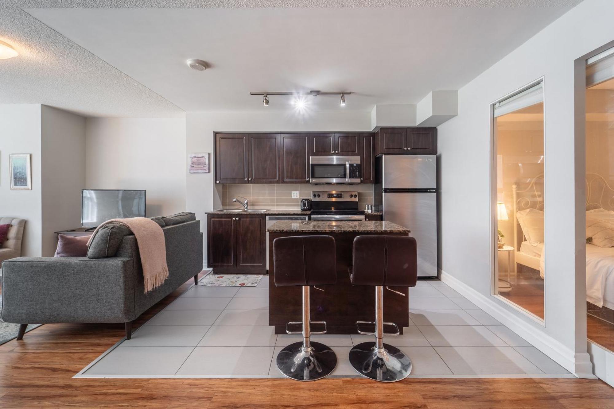 Spacious 2 Bedroom Plus Den, 2 Bath, Sleeps 5 With Balcony And Lakeview Downtown Toronto Condo 外观 照片