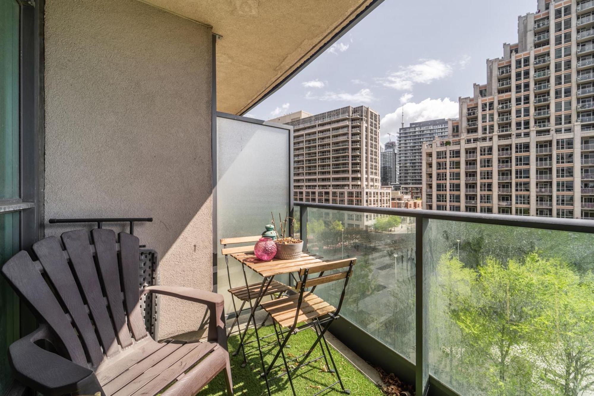 Spacious 2 Bedroom Plus Den, 2 Bath, Sleeps 5 With Balcony And Lakeview Downtown Toronto Condo 外观 照片
