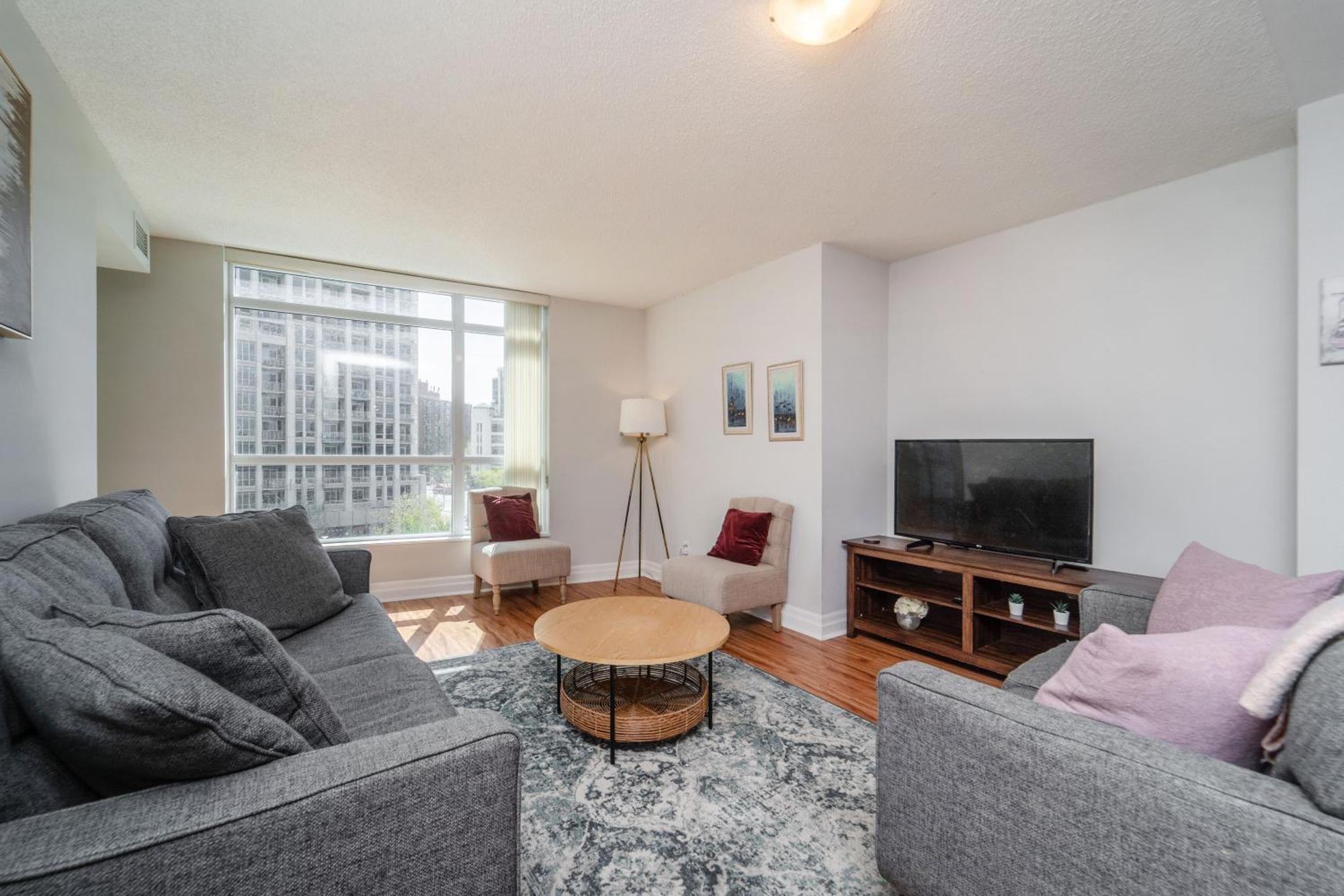 Spacious 2 Bedroom Plus Den, 2 Bath, Sleeps 5 With Balcony And Lakeview Downtown Toronto Condo 外观 照片
