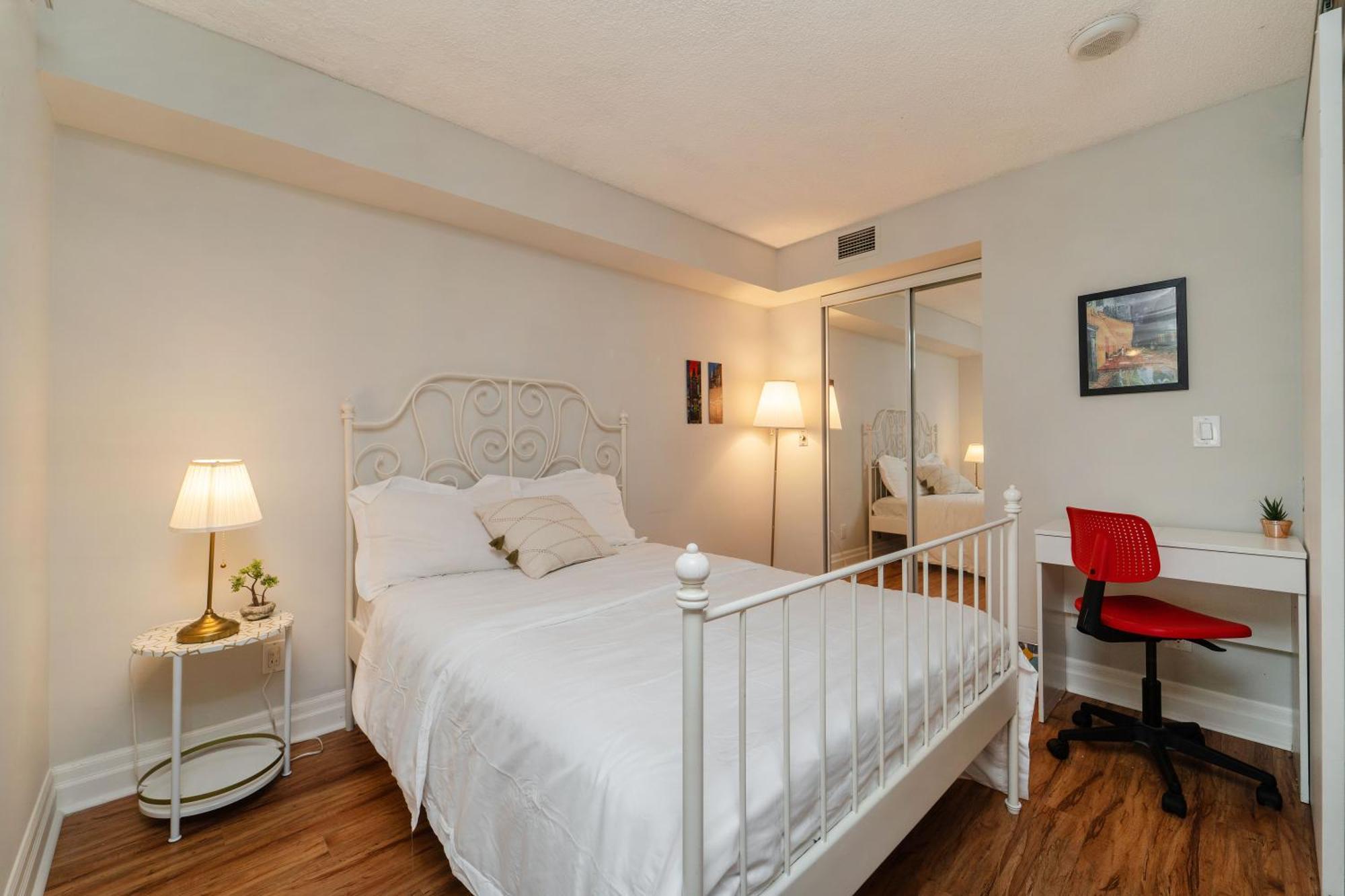 Spacious 2 Bedroom Plus Den, 2 Bath, Sleeps 5 With Balcony And Lakeview Downtown Toronto Condo 外观 照片