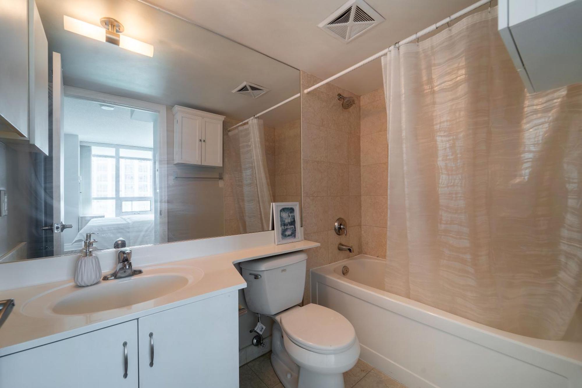 Spacious 2 Bedroom Plus Den, 2 Bath, Sleeps 5 With Balcony And Lakeview Downtown Toronto Condo 外观 照片