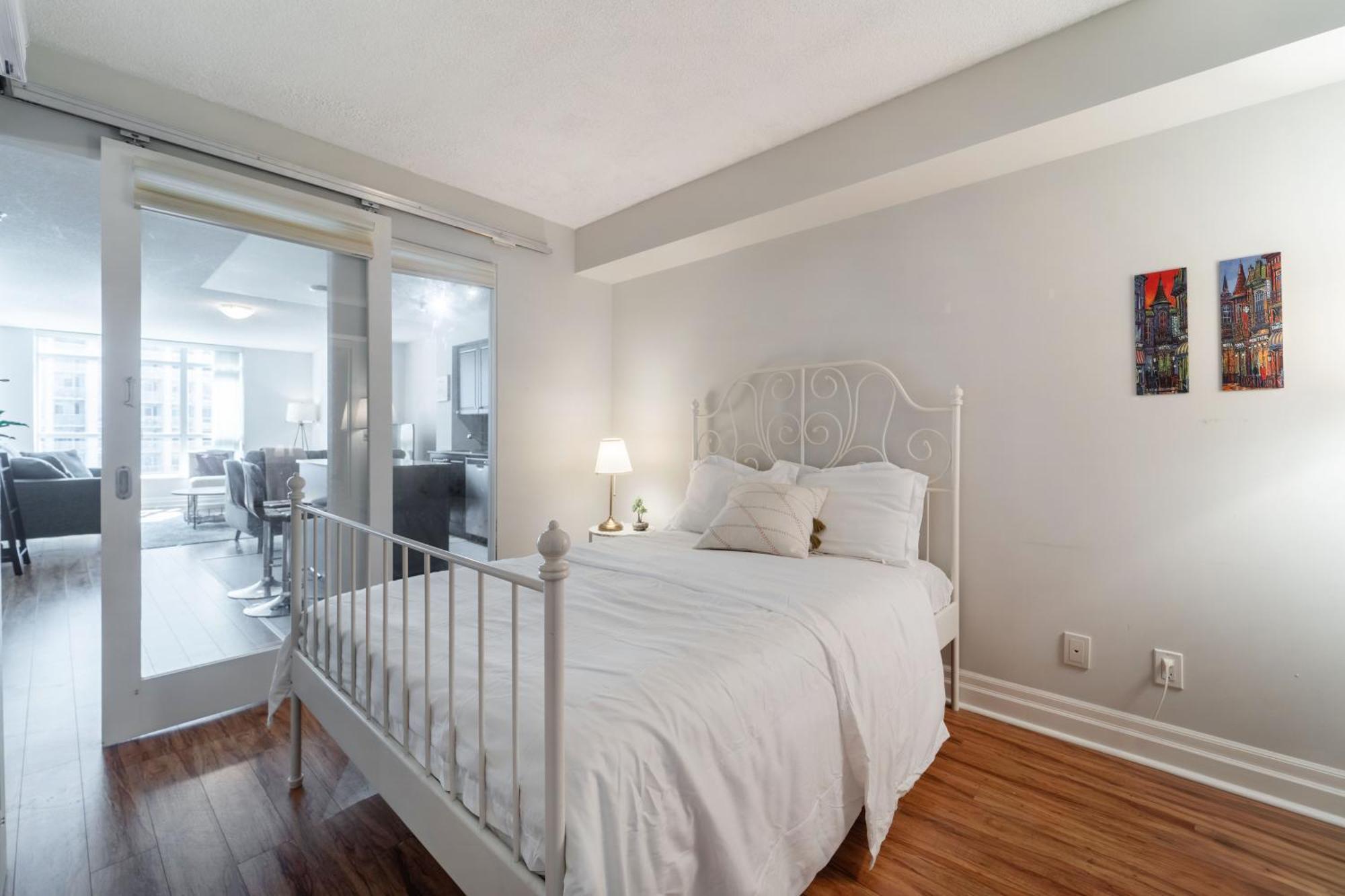 Spacious 2 Bedroom Plus Den, 2 Bath, Sleeps 5 With Balcony And Lakeview Downtown Toronto Condo 外观 照片