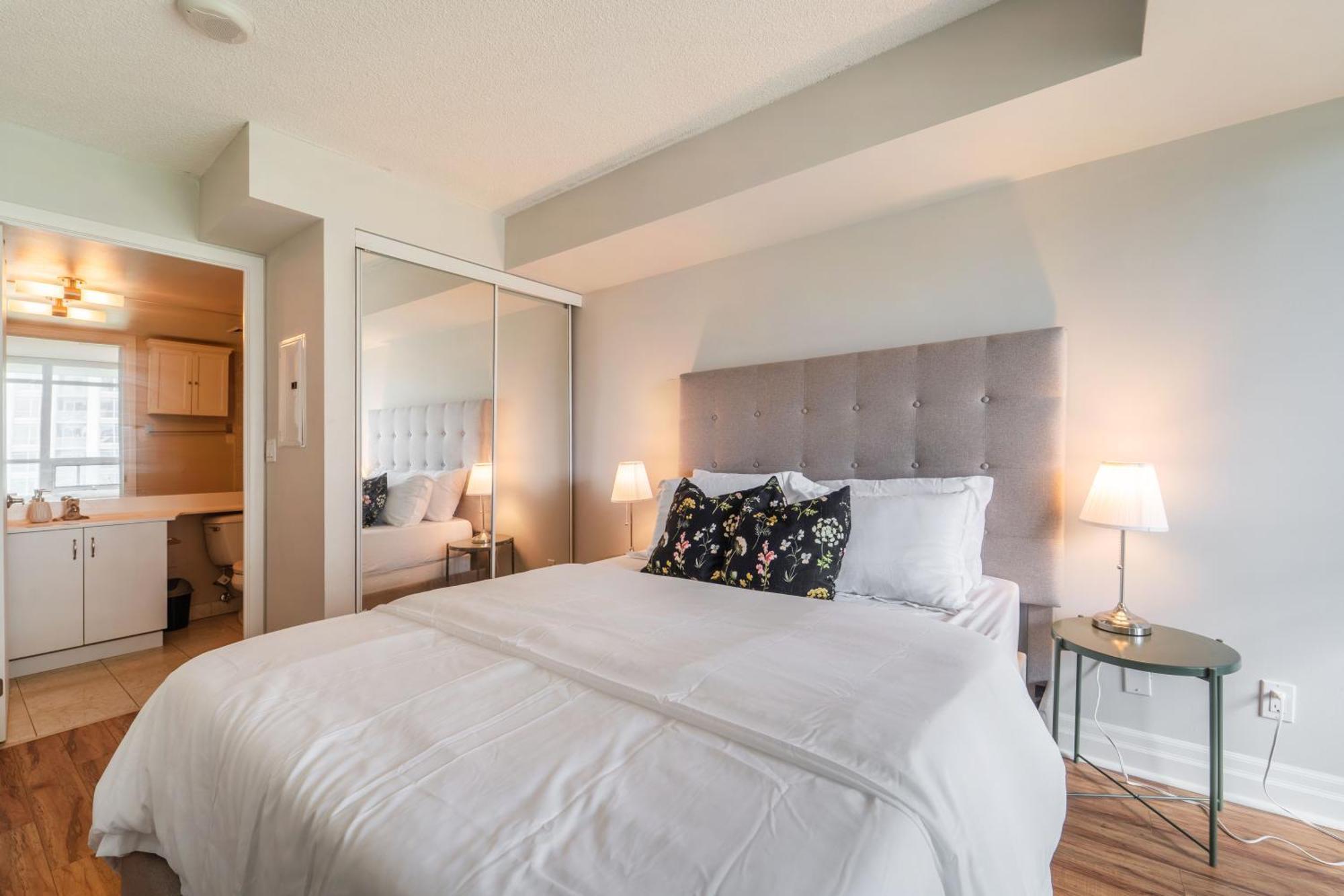 Spacious 2 Bedroom Plus Den, 2 Bath, Sleeps 5 With Balcony And Lakeview Downtown Toronto Condo 外观 照片