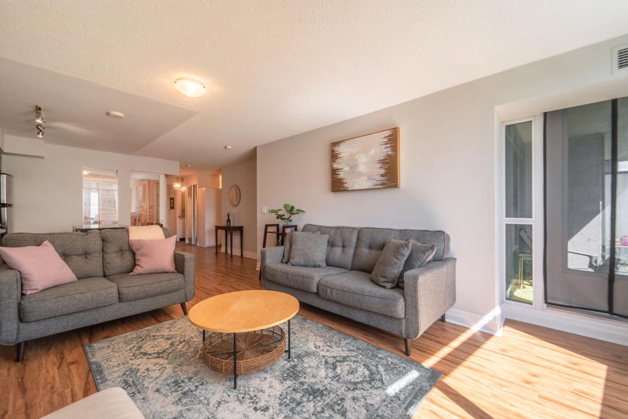 Spacious 2 Bedroom Plus Den, 2 Bath, Sleeps 5 With Balcony And Lakeview Downtown Toronto Condo 外观 照片