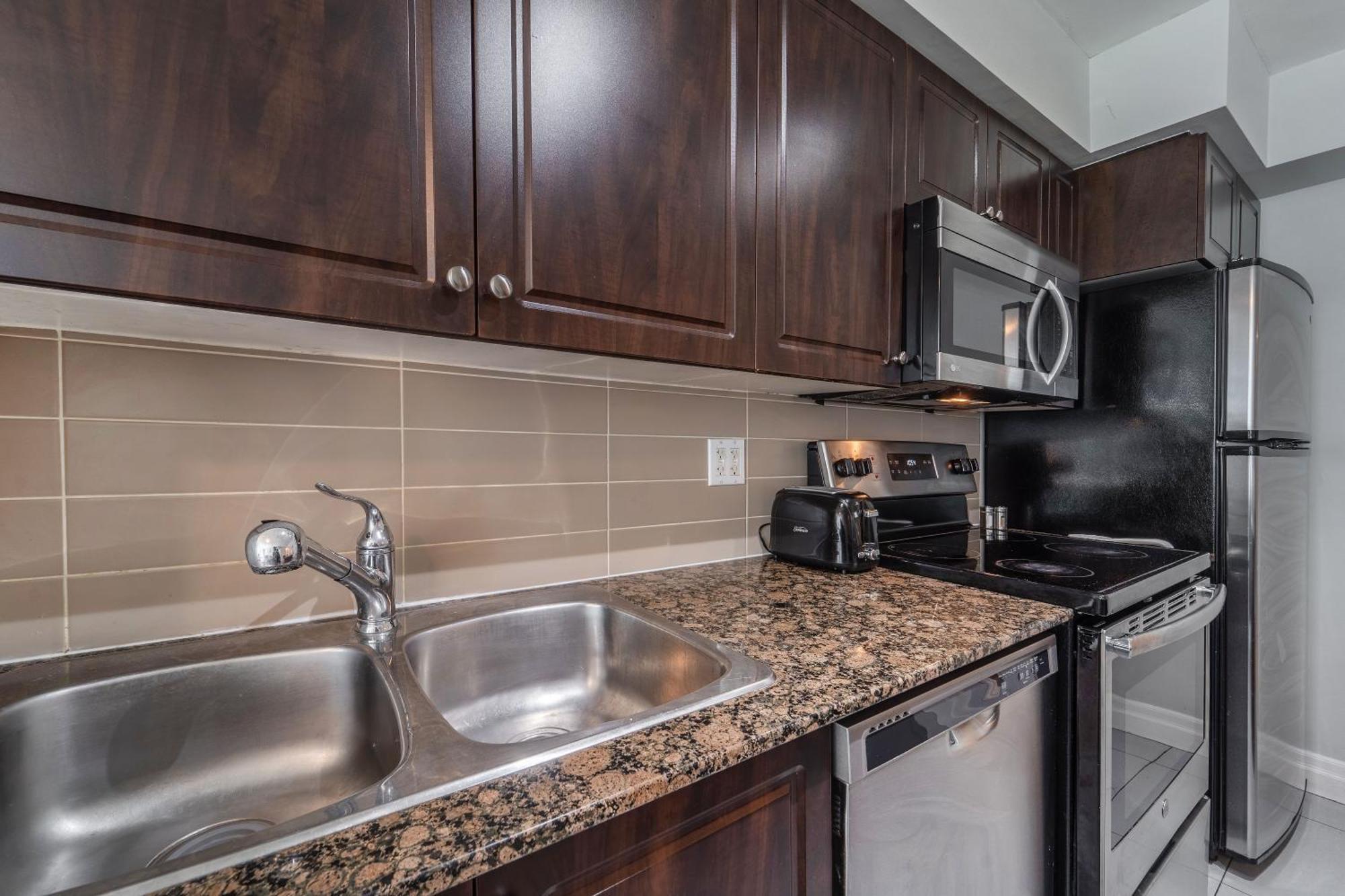 Spacious 2 Bedroom Plus Den, 2 Bath, Sleeps 5 With Balcony And Lakeview Downtown Toronto Condo 外观 照片