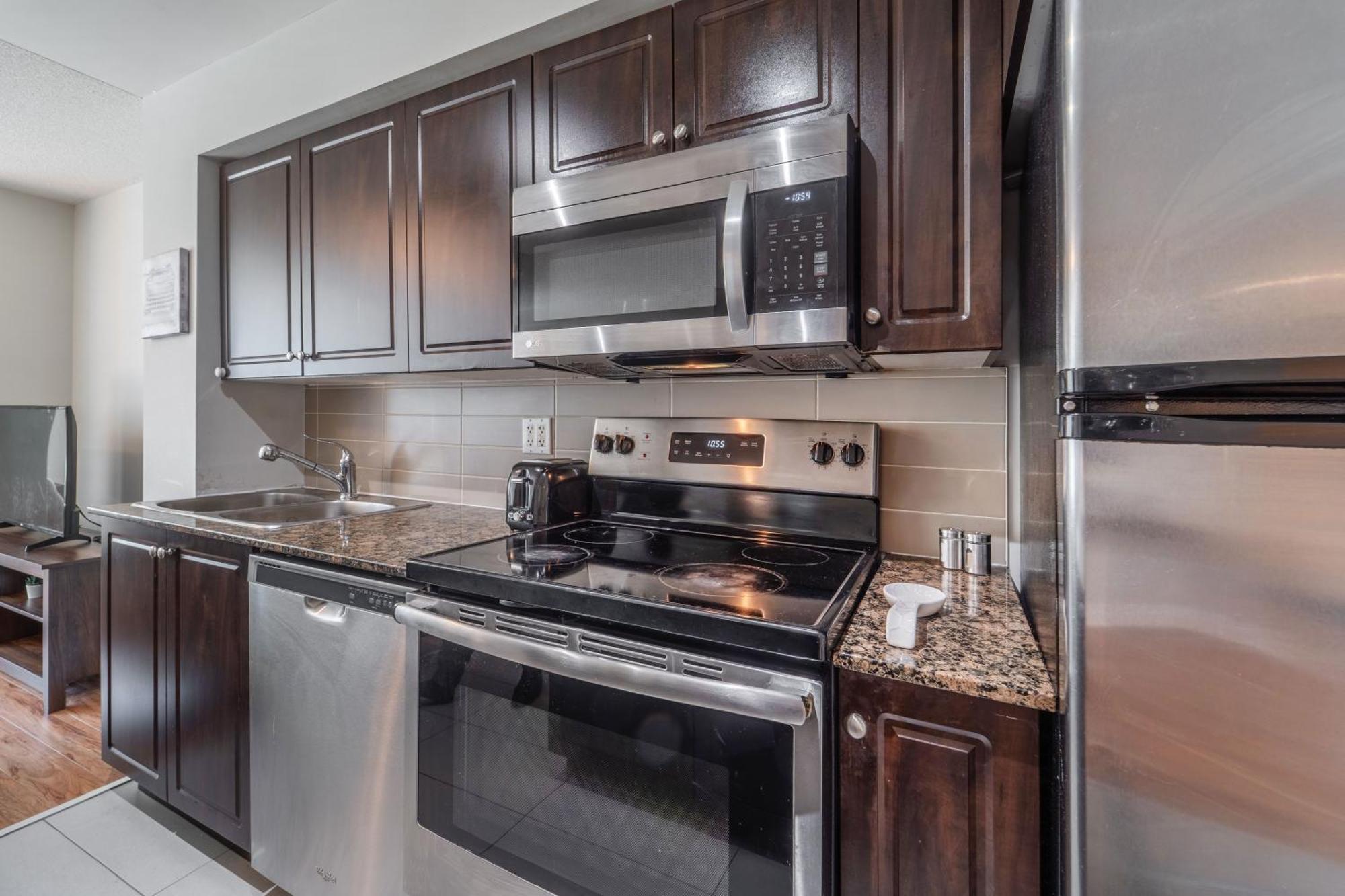 Spacious 2 Bedroom Plus Den, 2 Bath, Sleeps 5 With Balcony And Lakeview Downtown Toronto Condo 外观 照片