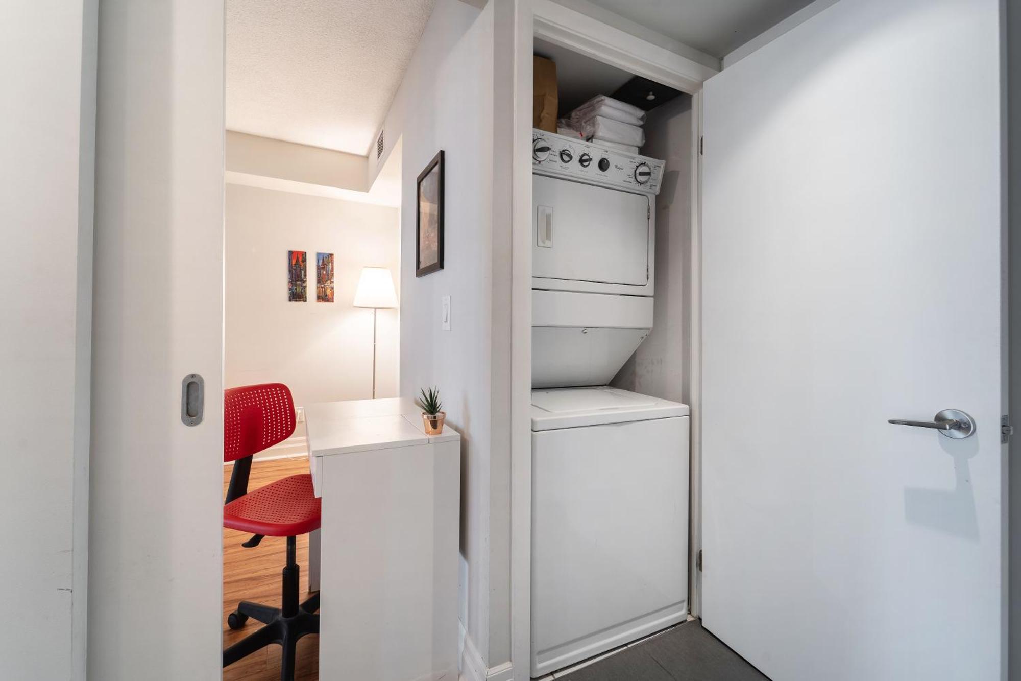 Spacious 2 Bedroom Plus Den, 2 Bath, Sleeps 5 With Balcony And Lakeview Downtown Toronto Condo 外观 照片