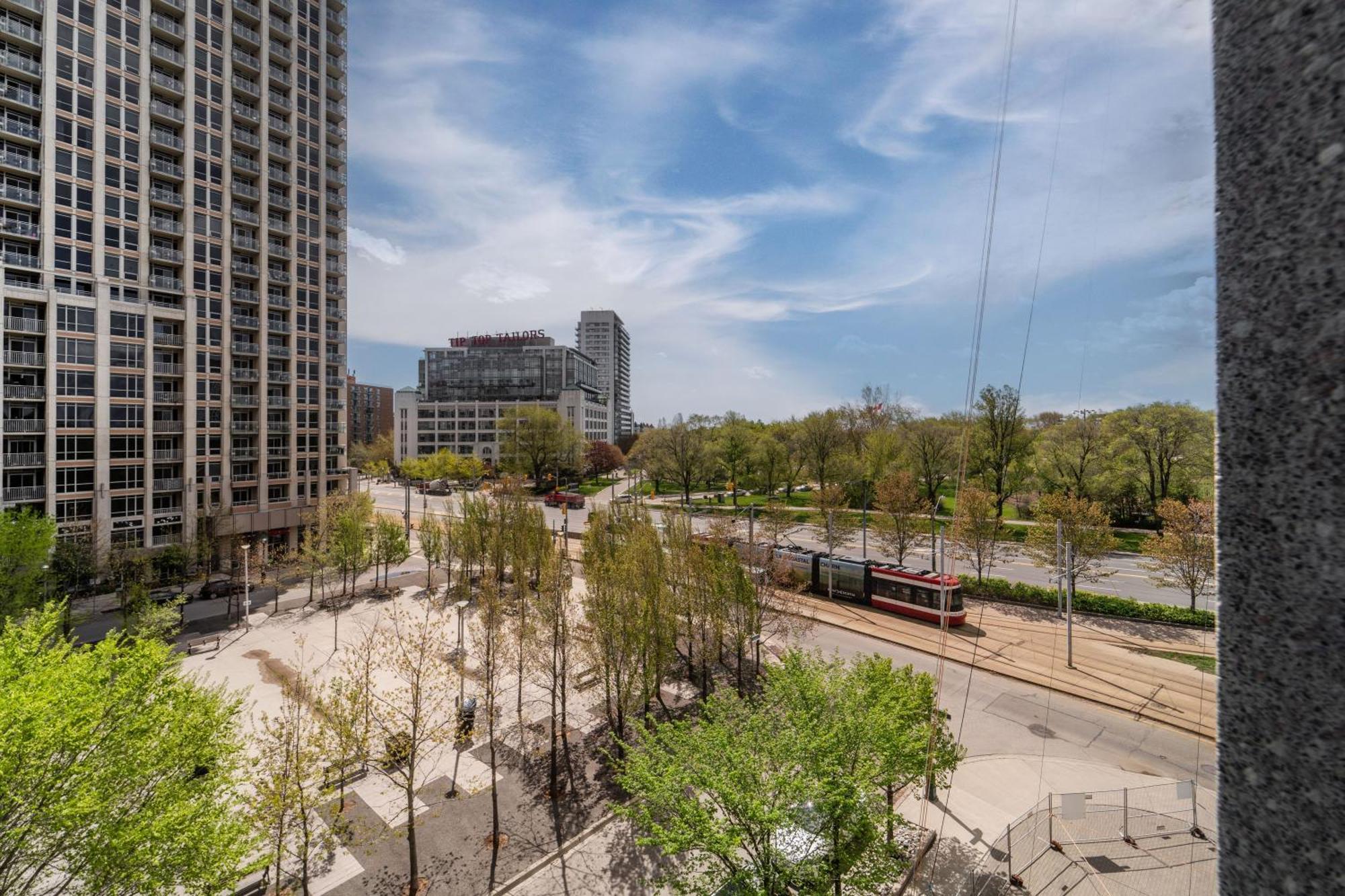 Spacious 2 Bedroom Plus Den, 2 Bath, Sleeps 5 With Balcony And Lakeview Downtown Toronto Condo 外观 照片