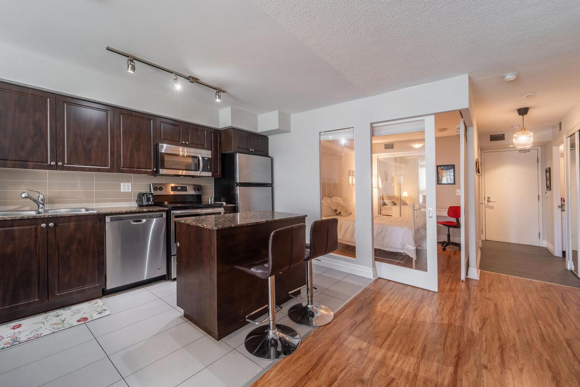 Spacious 2 Bedroom Plus Den, 2 Bath, Sleeps 5 With Balcony And Lakeview Downtown Toronto Condo 外观 照片