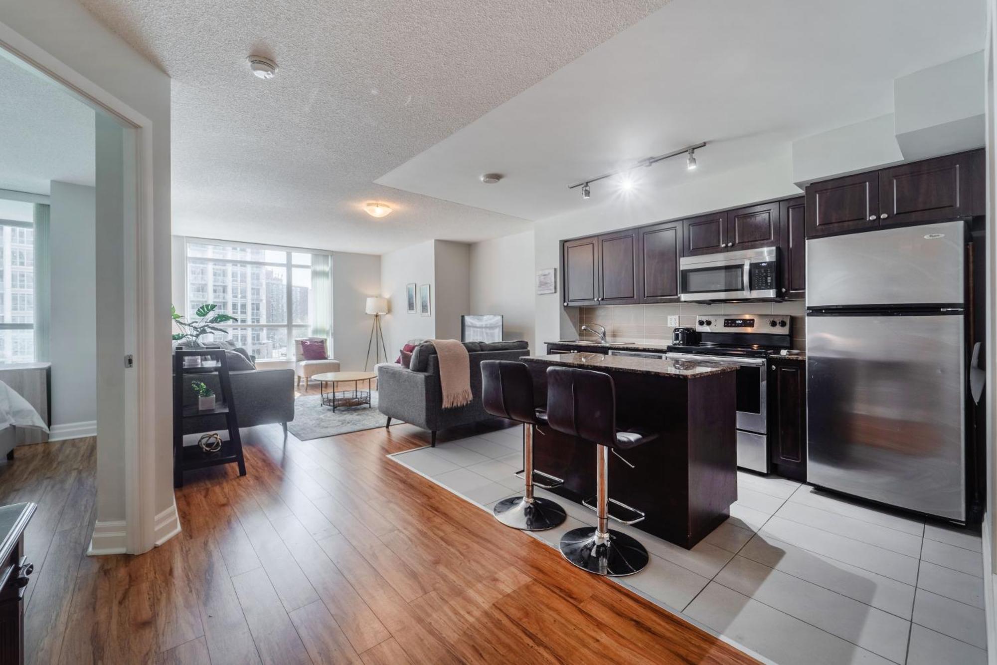 Spacious 2 Bedroom Plus Den, 2 Bath, Sleeps 5 With Balcony And Lakeview Downtown Toronto Condo 外观 照片