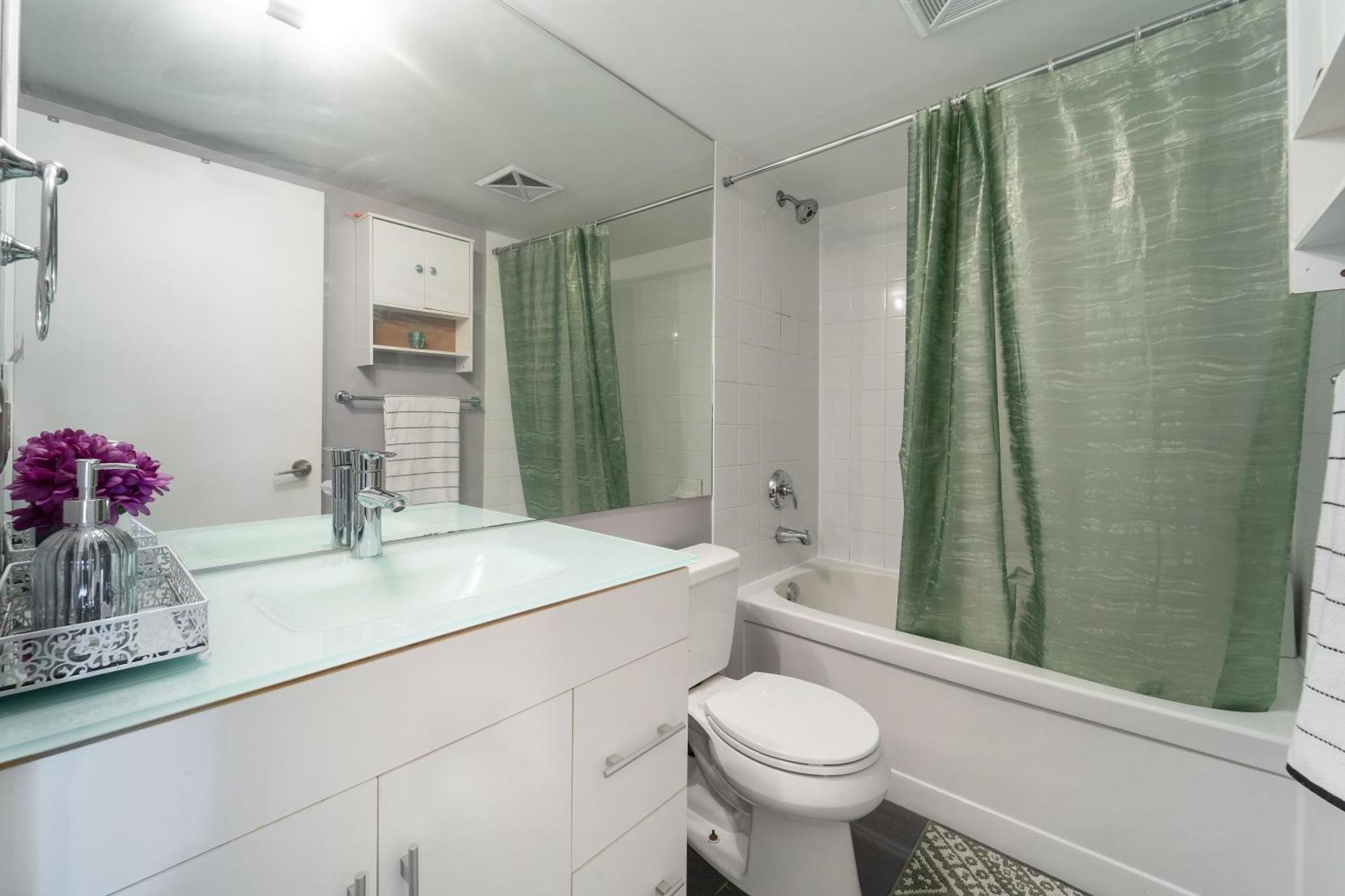 Spacious 2 Bedroom Plus Den, 2 Bath, Sleeps 5 With Balcony And Lakeview Downtown Toronto Condo 外观 照片
