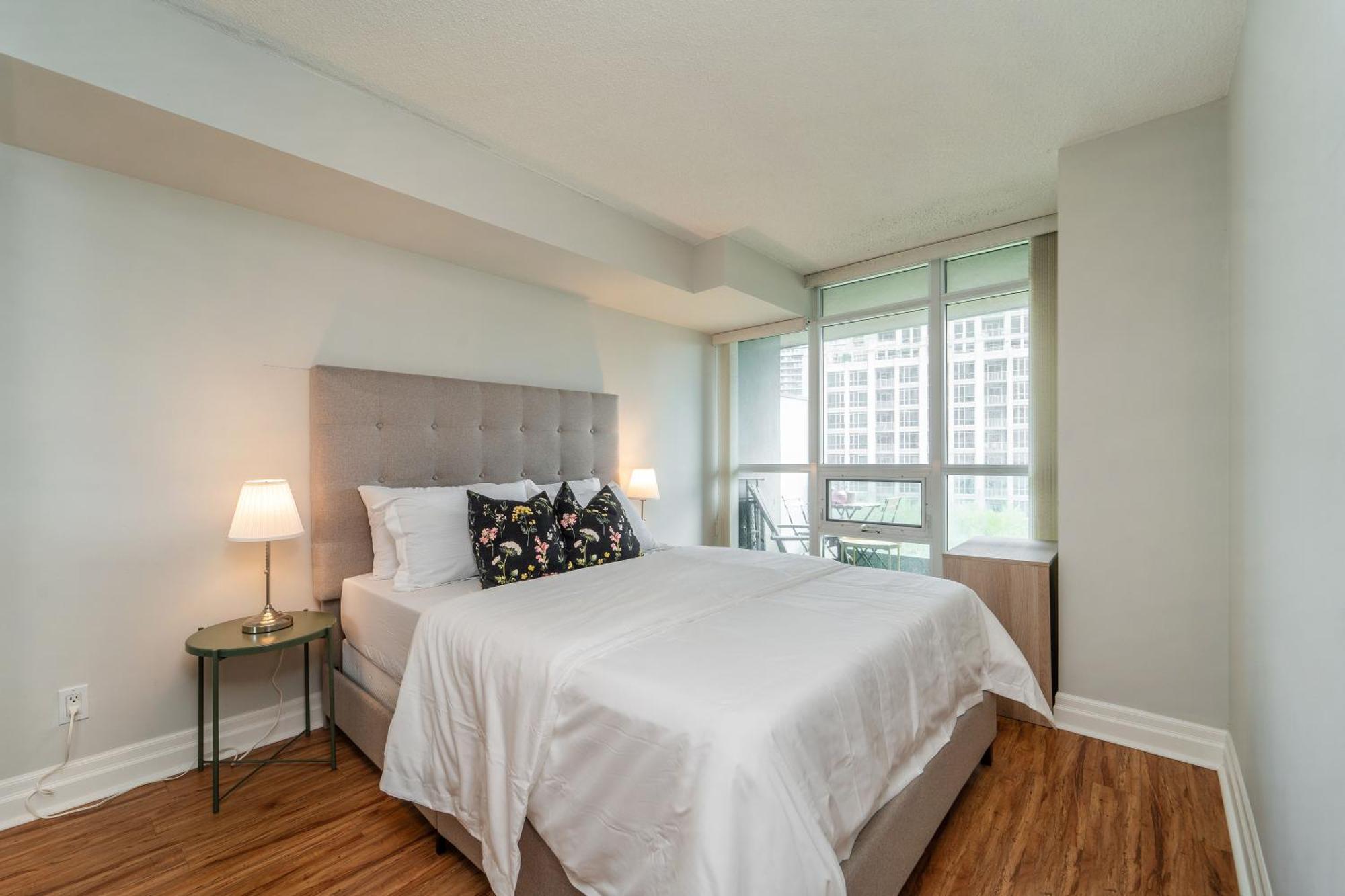 Spacious 2 Bedroom Plus Den, 2 Bath, Sleeps 5 With Balcony And Lakeview Downtown Toronto Condo 外观 照片