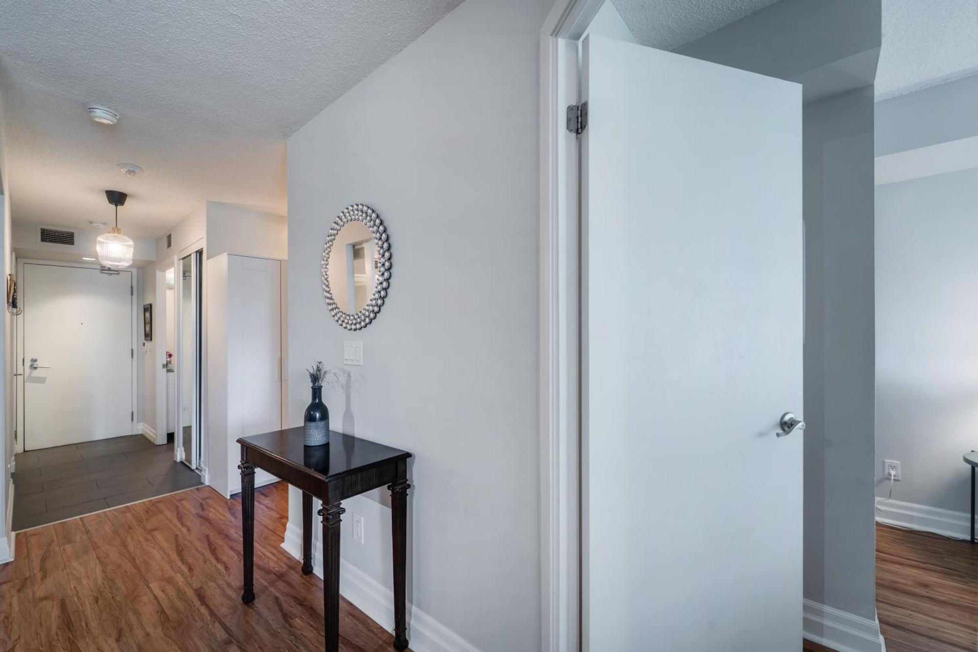 Spacious 2 Bedroom Plus Den, 2 Bath, Sleeps 5 With Balcony And Lakeview Downtown Toronto Condo 外观 照片