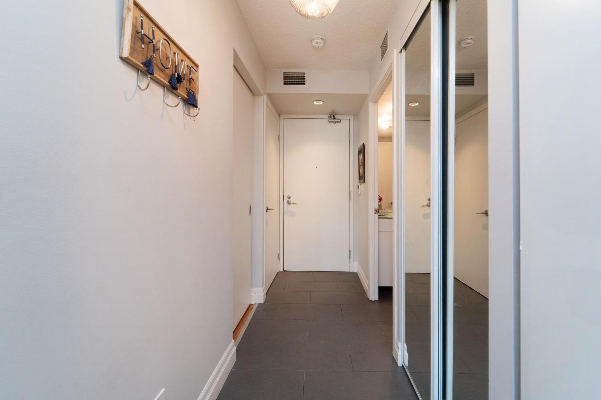 Spacious 2 Bedroom Plus Den, 2 Bath, Sleeps 5 With Balcony And Lakeview Downtown Toronto Condo 外观 照片