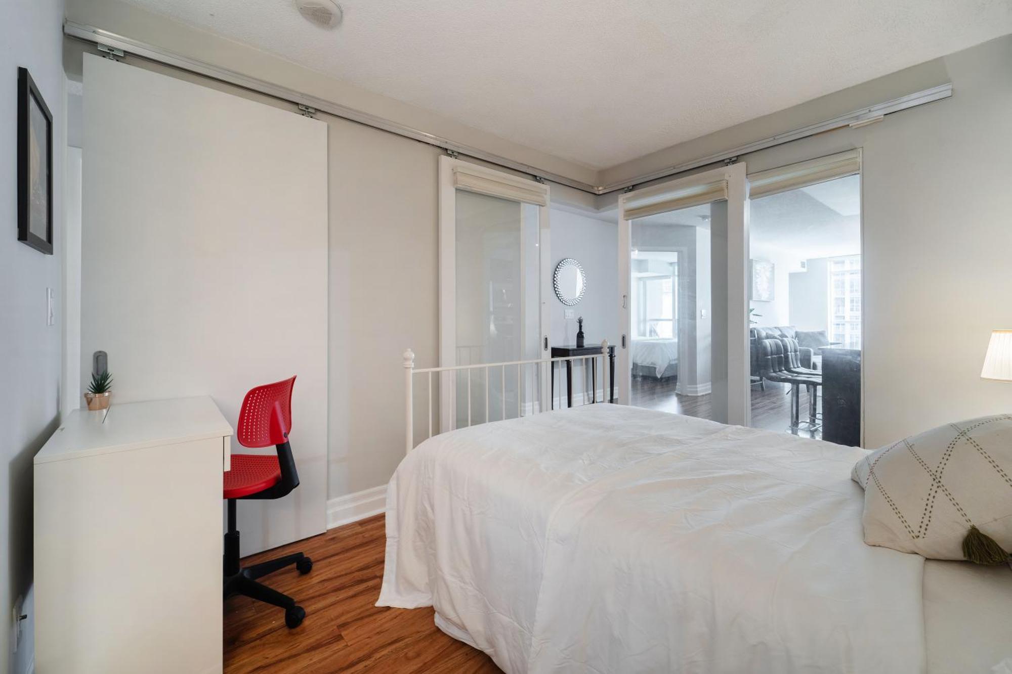 Spacious 2 Bedroom Plus Den, 2 Bath, Sleeps 5 With Balcony And Lakeview Downtown Toronto Condo 外观 照片