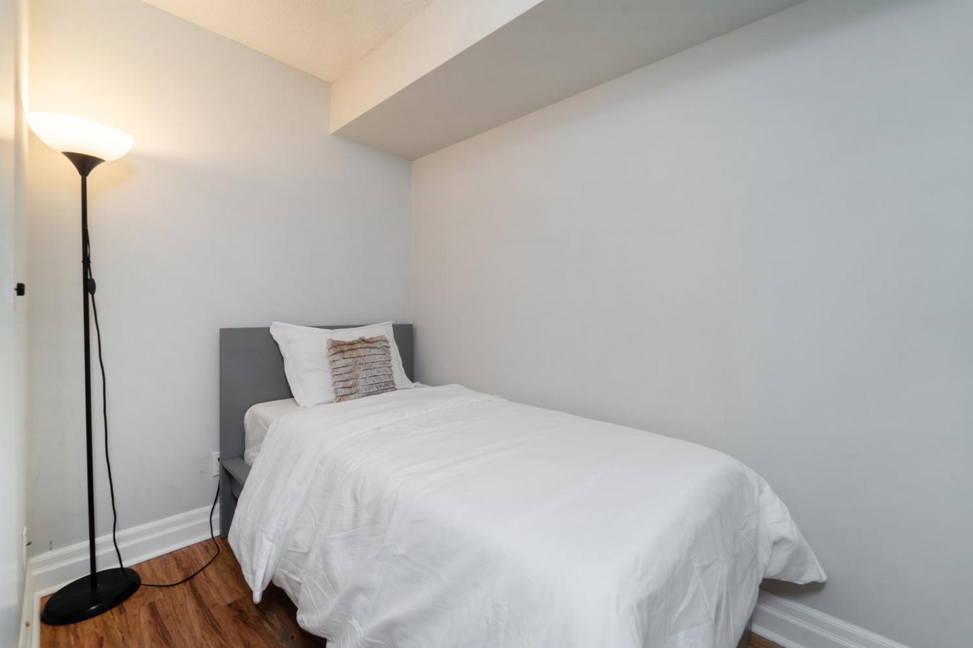 Spacious 2 Bedroom Plus Den, 2 Bath, Sleeps 5 With Balcony And Lakeview Downtown Toronto Condo 外观 照片