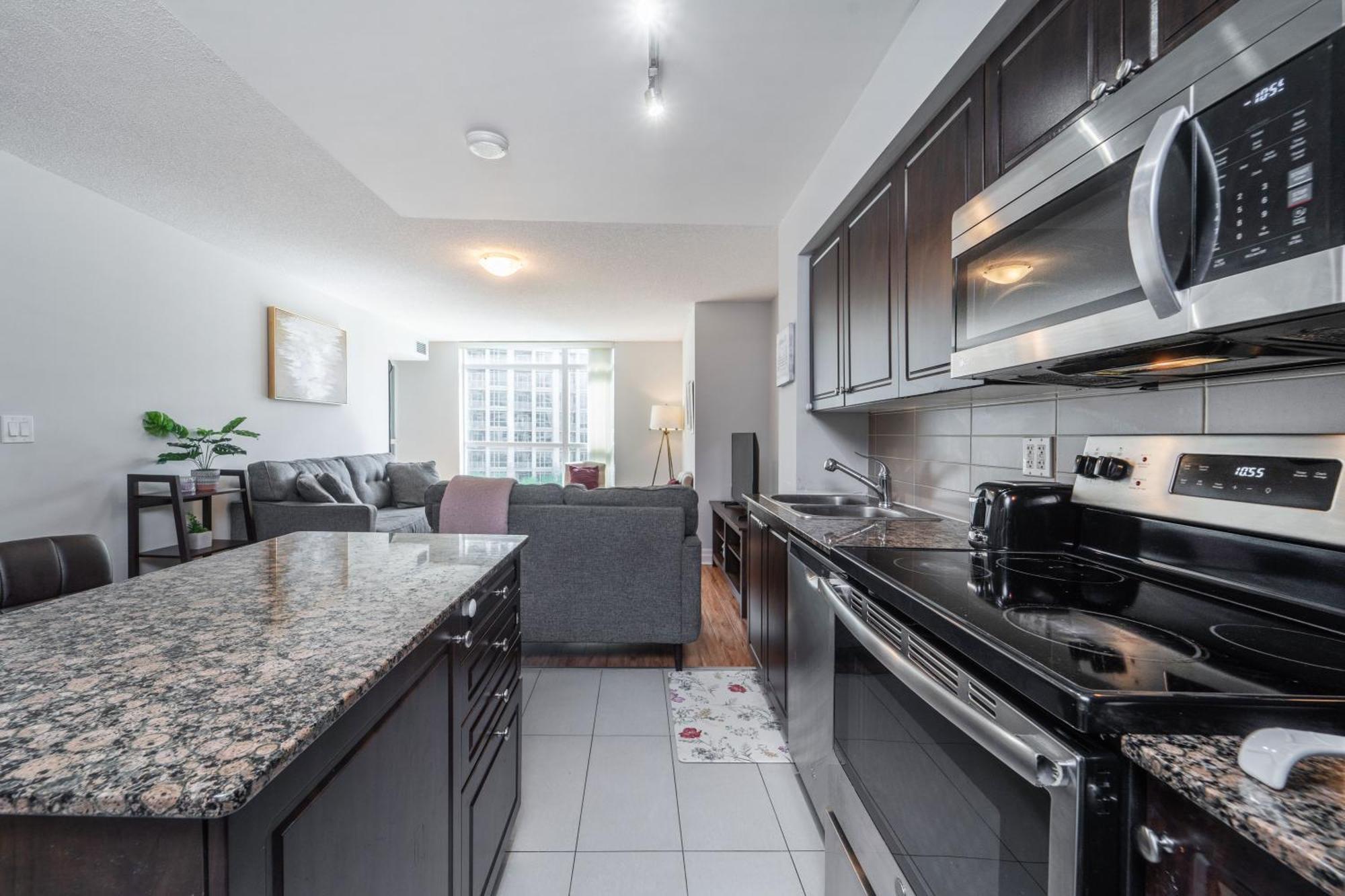 Spacious 2 Bedroom Plus Den, 2 Bath, Sleeps 5 With Balcony And Lakeview Downtown Toronto Condo 外观 照片