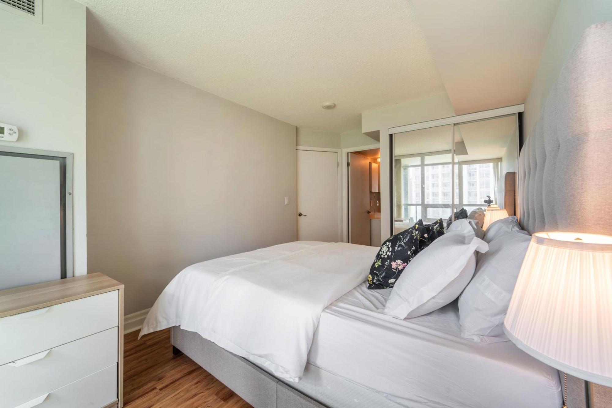 Spacious 2 Bedroom Plus Den, 2 Bath, Sleeps 5 With Balcony And Lakeview Downtown Toronto Condo 外观 照片