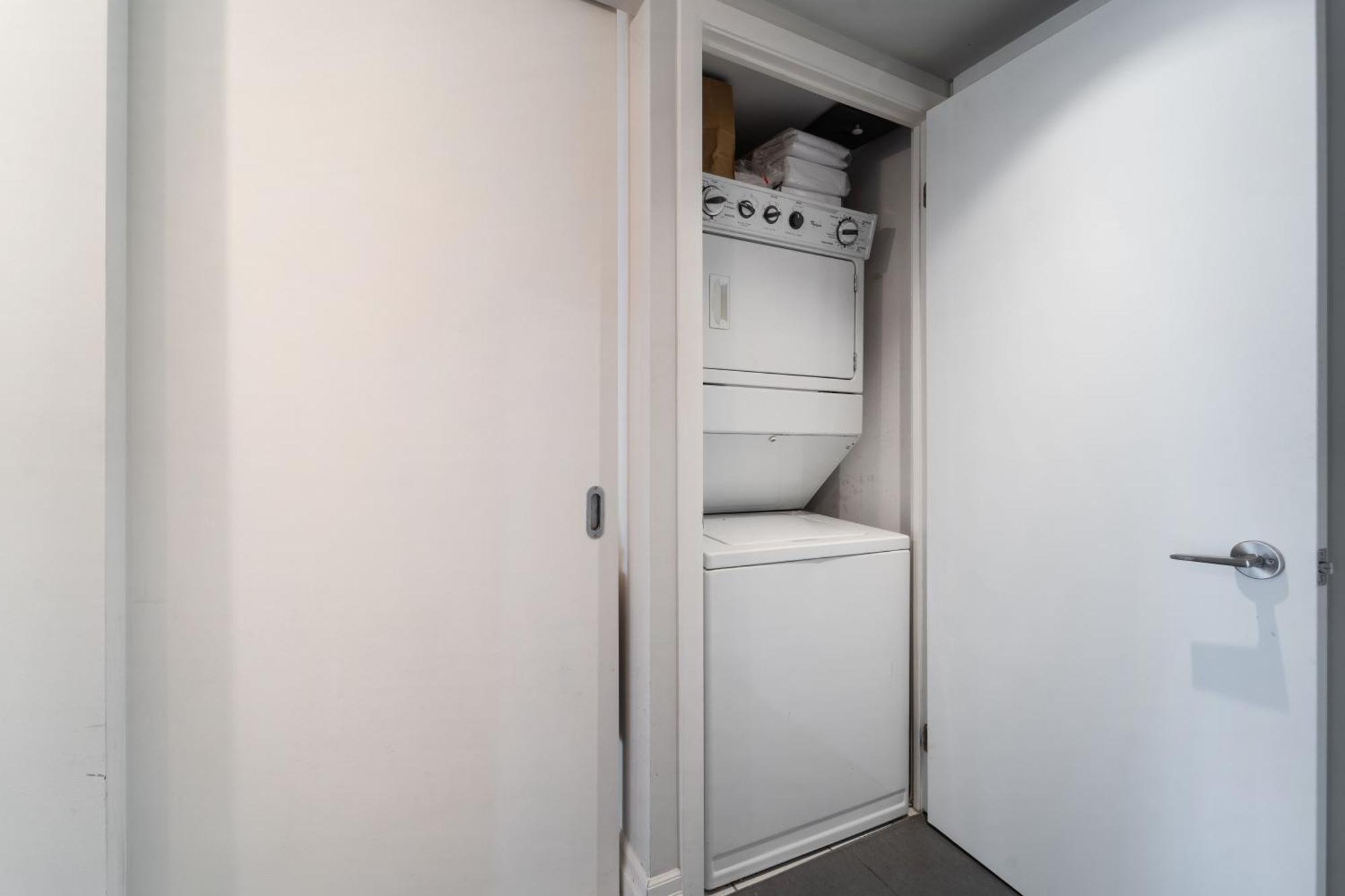 Spacious 2 Bedroom Plus Den, 2 Bath, Sleeps 5 With Balcony And Lakeview Downtown Toronto Condo 外观 照片